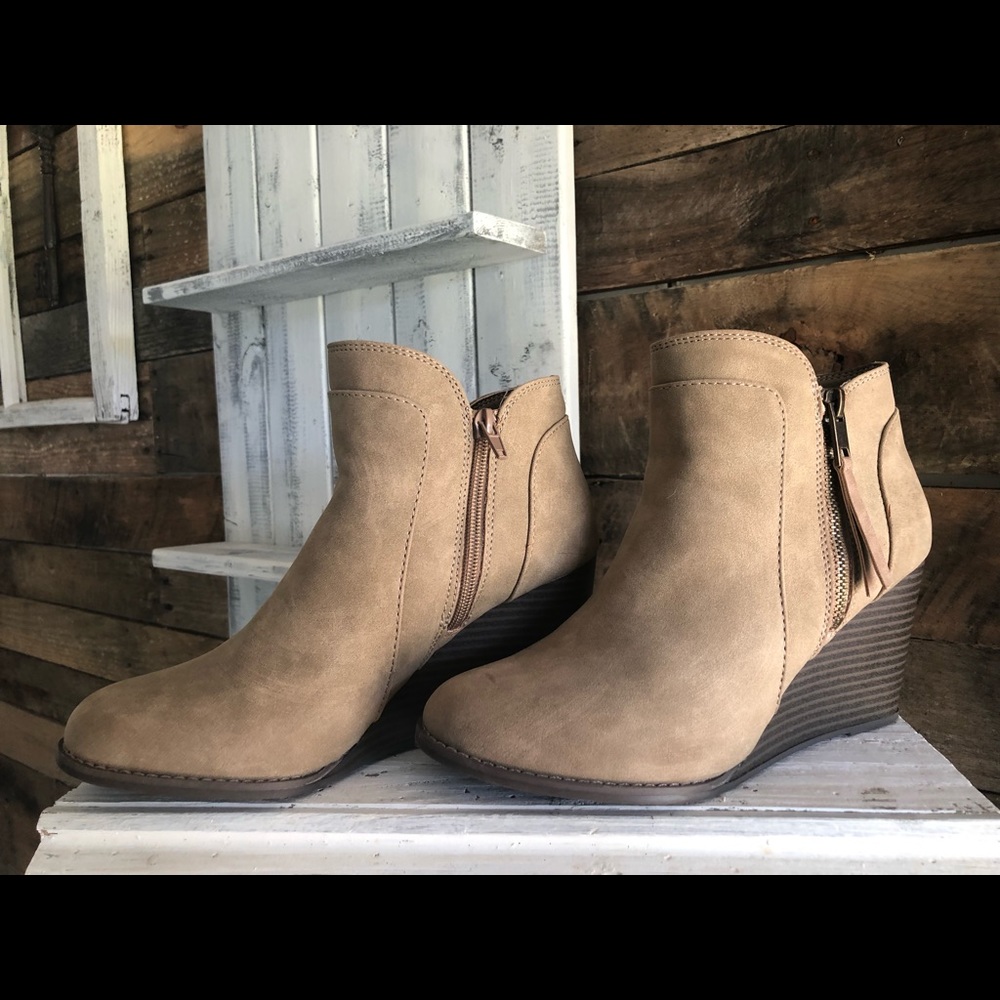 Maurice’s wedge heel Tan size 8-1/2.